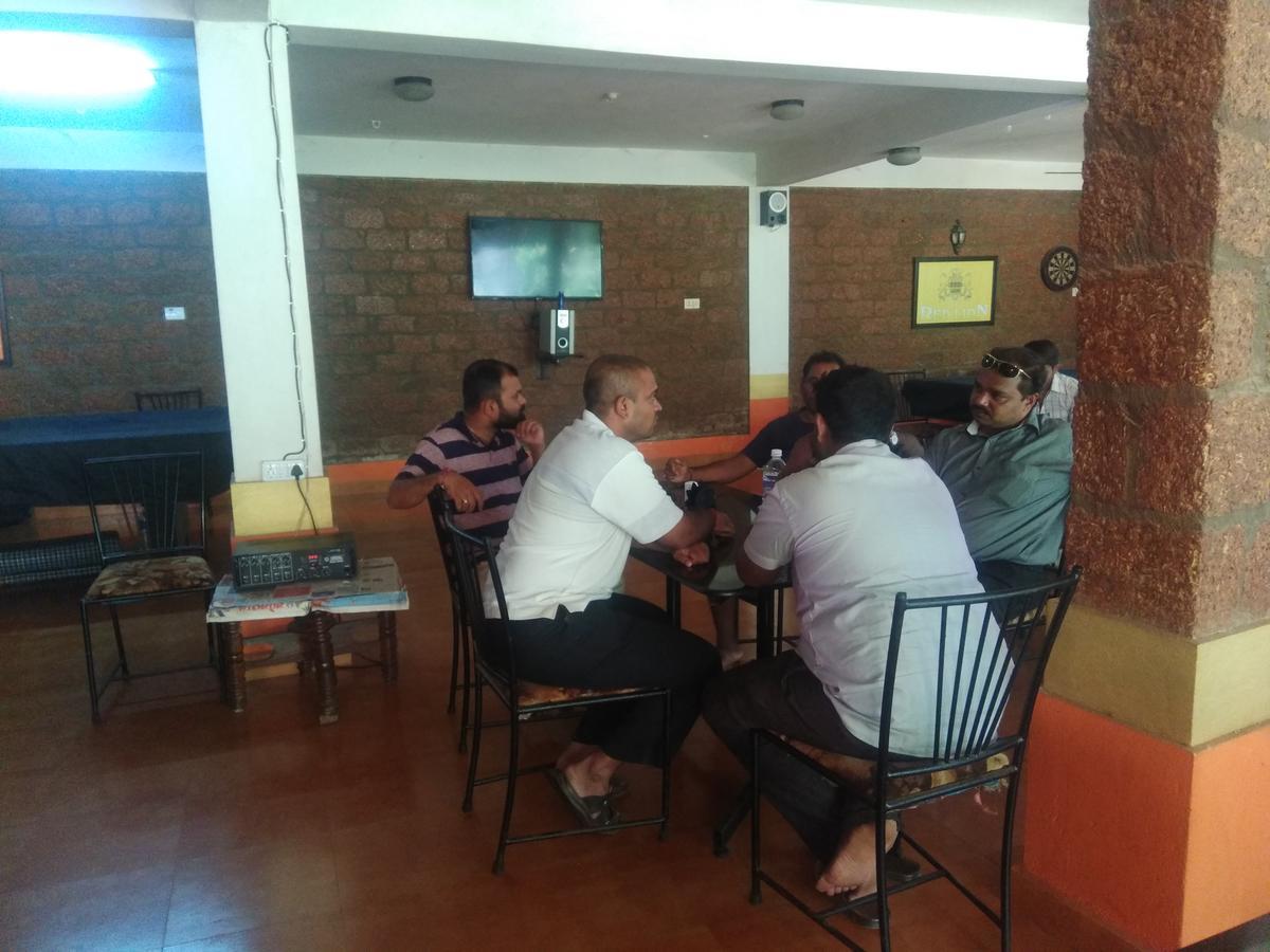 קלנגוטה Red Lion Hotel מראה חיצוני תמונה