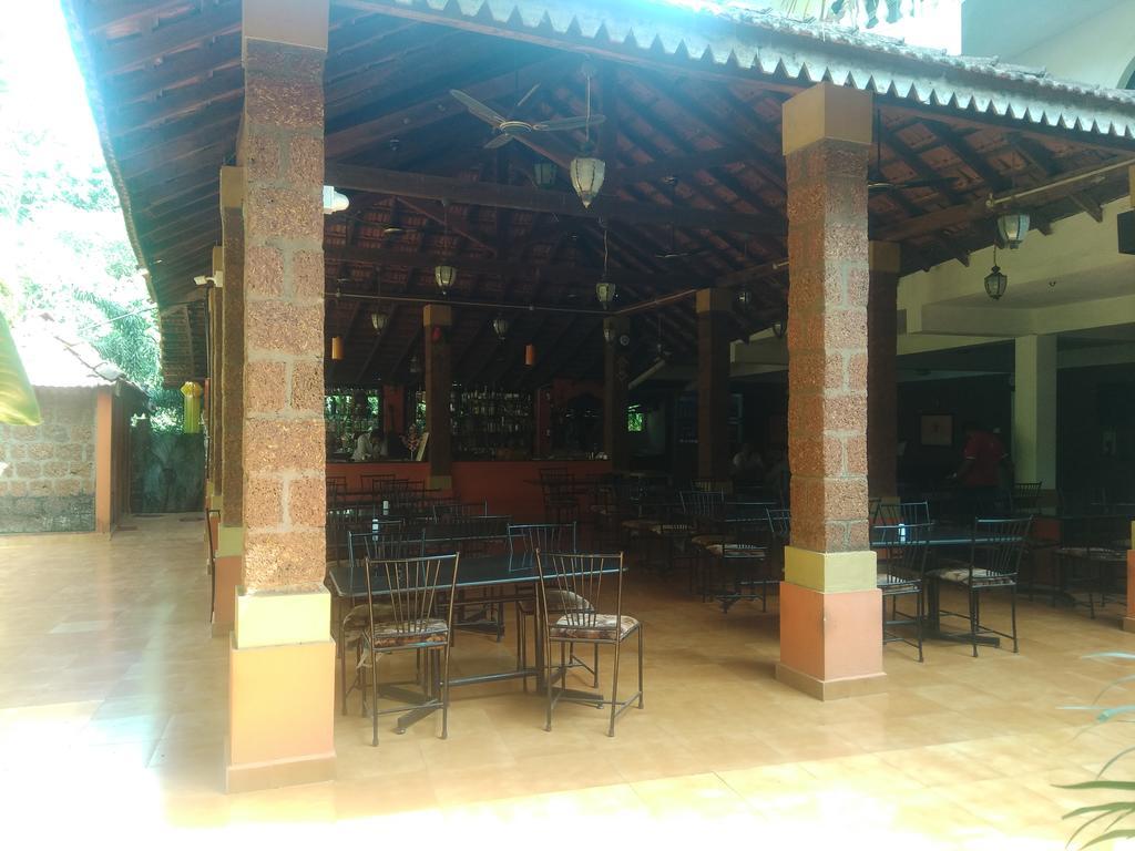 קלנגוטה Red Lion Hotel מראה חיצוני תמונה